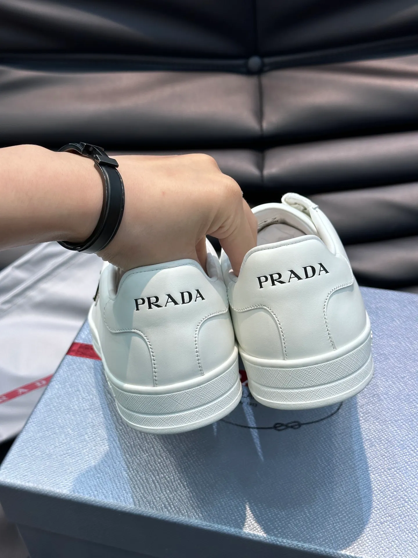 Men's shoes 💰p360 "Men's shoes 💰pRAD*" Prada's new high-end men's casual sports shoes. This leather sports shoe uses calfskin upper. The body of the shoe interprets the Prada letter brand logo from multiple angles. The brand logo is embellished on one side of the upper, all explaining the brand style. Sheepskin lining, lightweight, comfortable and durable! Size: 38-44
